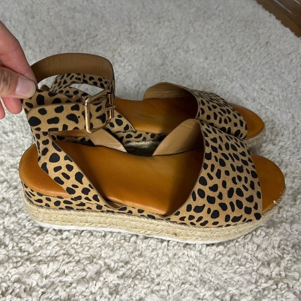 Women’s Size 8 Bamboo Leopard Print Platform Sandals